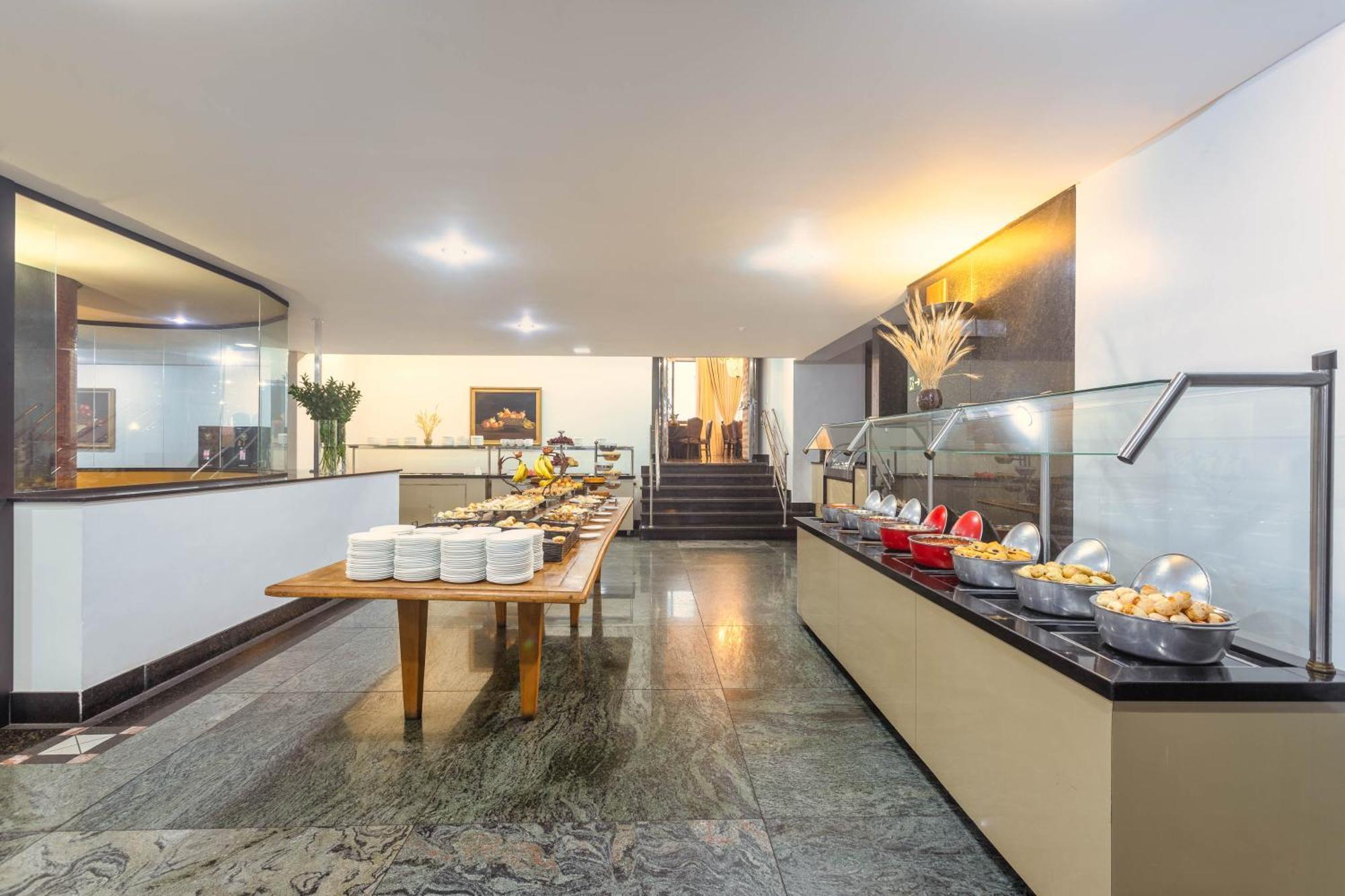 Ouro Minas Hotel Belo Horizonte, Dolce By Wyndham Екстер'єр фото The buffet at the airport's VIP lounge
