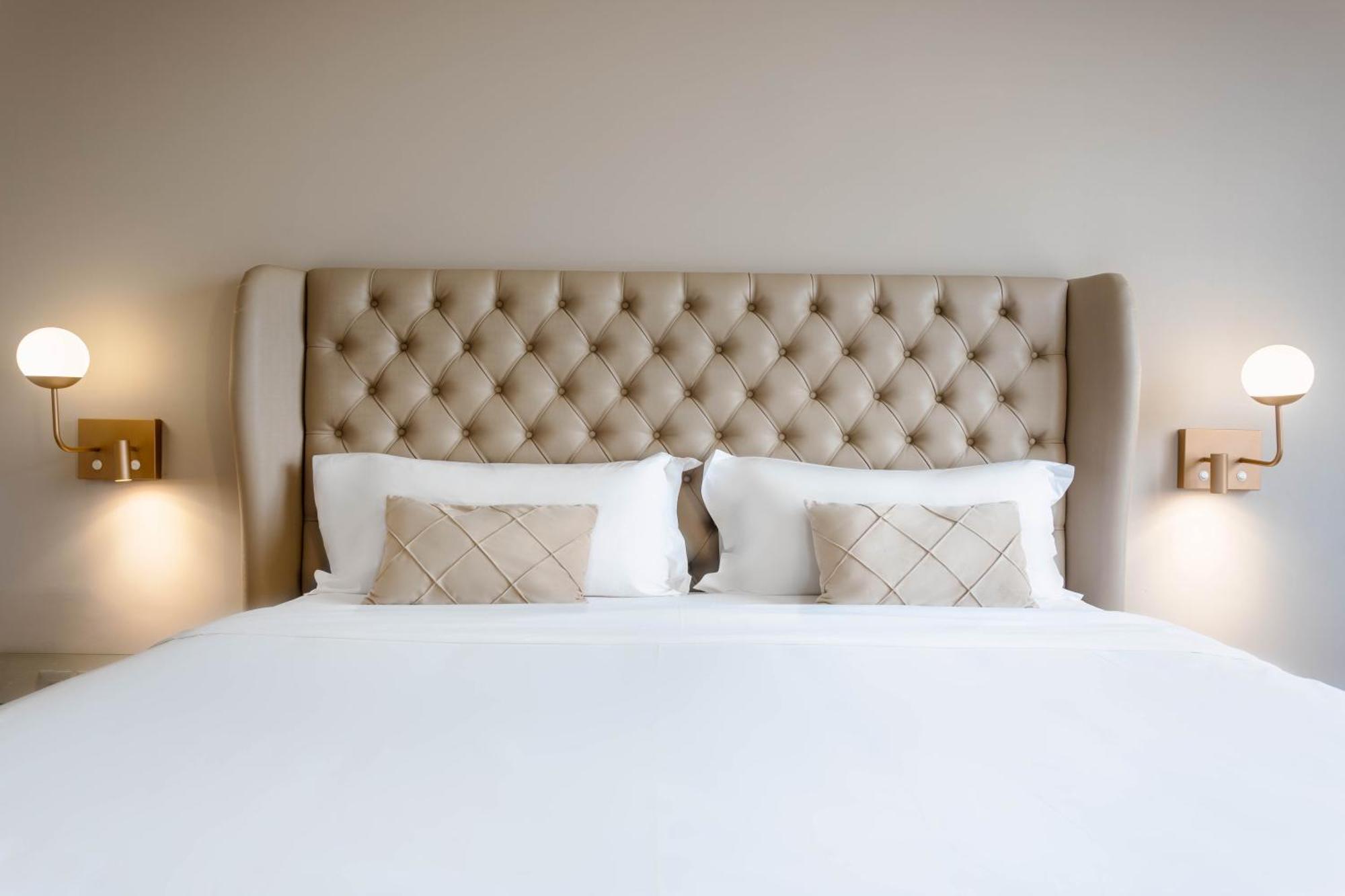 Ouro Minas Hotel Belo Horizonte, Dolce By Wyndham Екстер'єр фото A bed with a tufted headboard