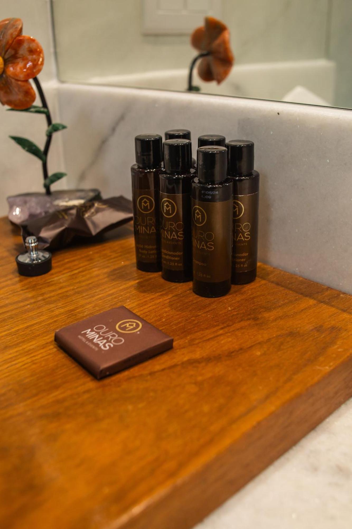 Ouro Minas Hotel Belo Horizonte, Dolce By Wyndham Екстер'єр фото A chocolate bar and a bottle of wine