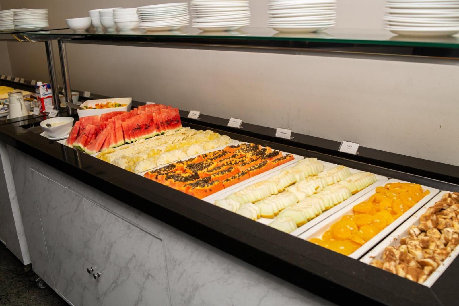 Ouro Minas Hotel Belo Horizonte, Dolce By Wyndham Екстер'єр фото A fruit salad buffet